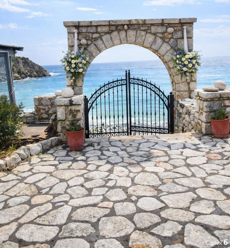 Lalloudes Seaside Accommodation 39/50