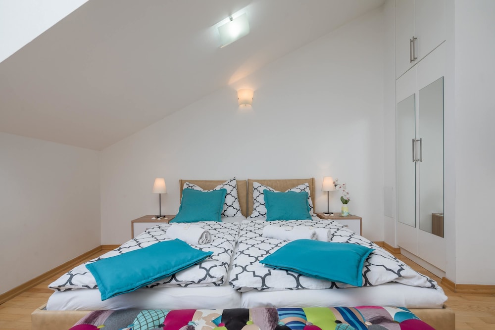 Split Center Suites 21/66