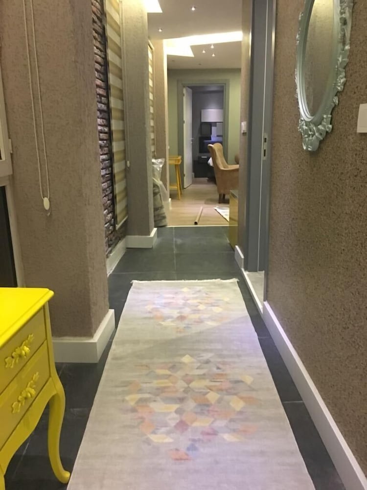 Corner Park Suites 26/50