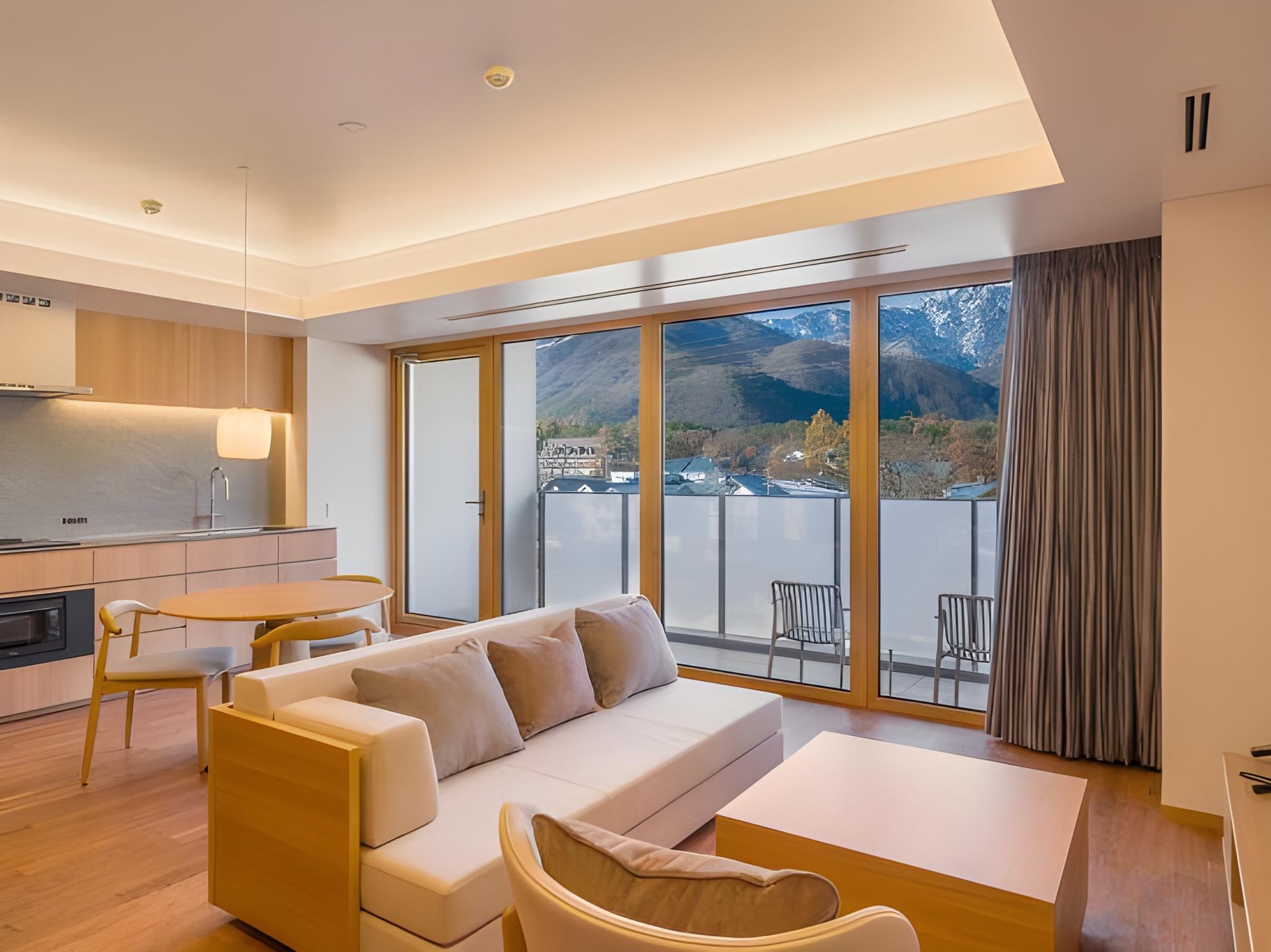 Deluxe, Twin Beds, Northern View, Sofa
