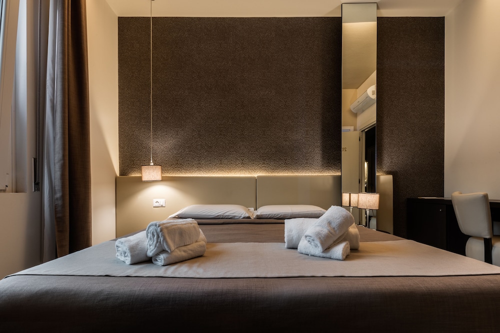 غرفة كلاسيكية بسرير كوين، Hotel Palazzo Del Garda (ex Hotel Armony) 2/2