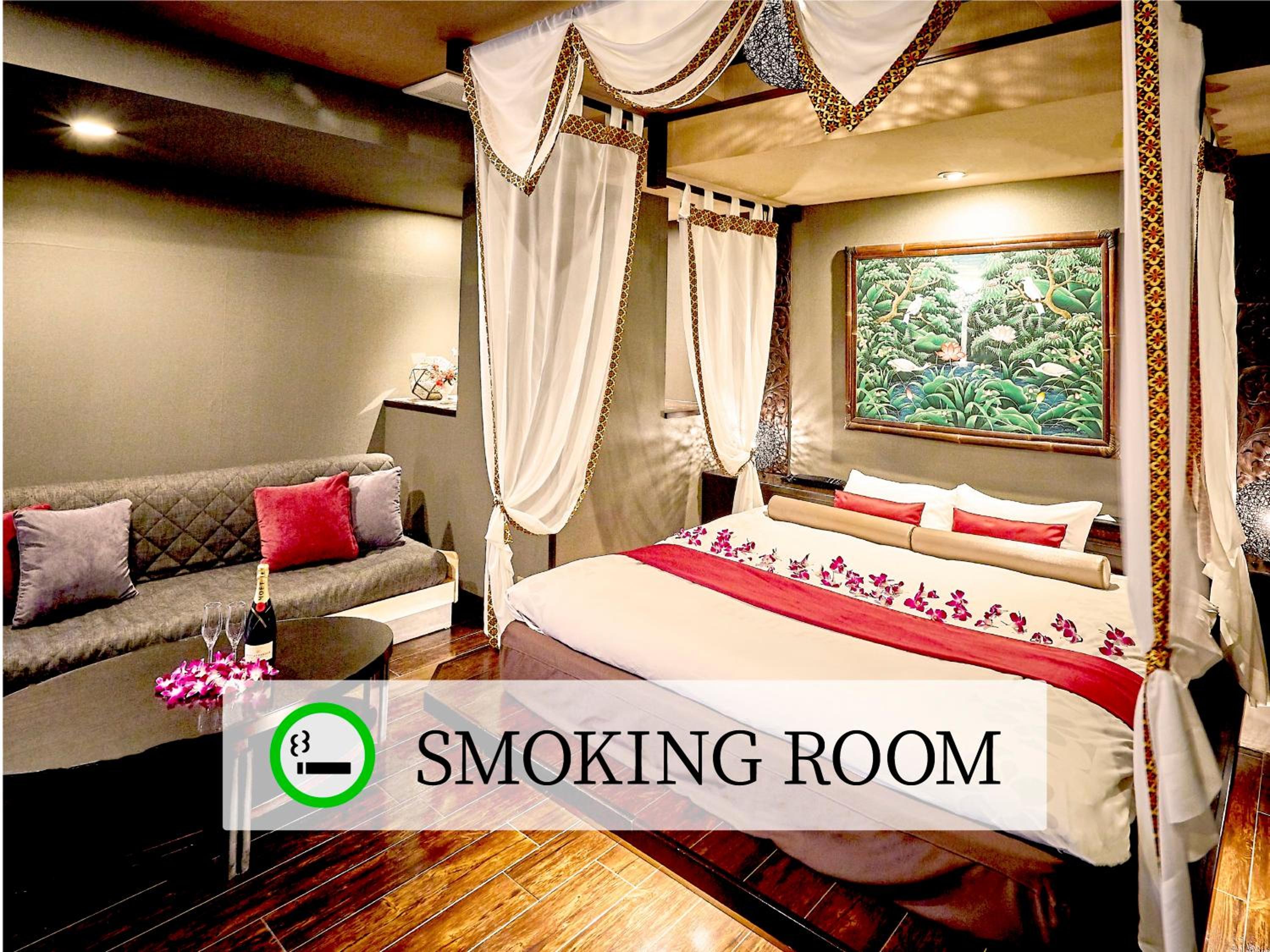 Canopy, Deluxe, King Bed, Bath and Shower, Smoking