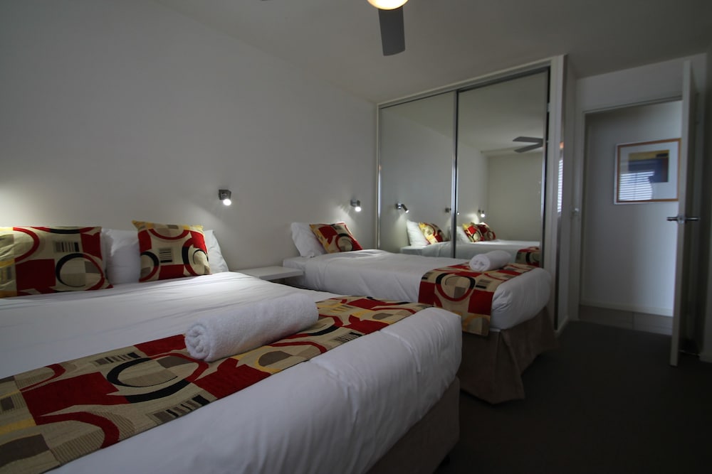 84 The Spit Holiday Apartments 28/81