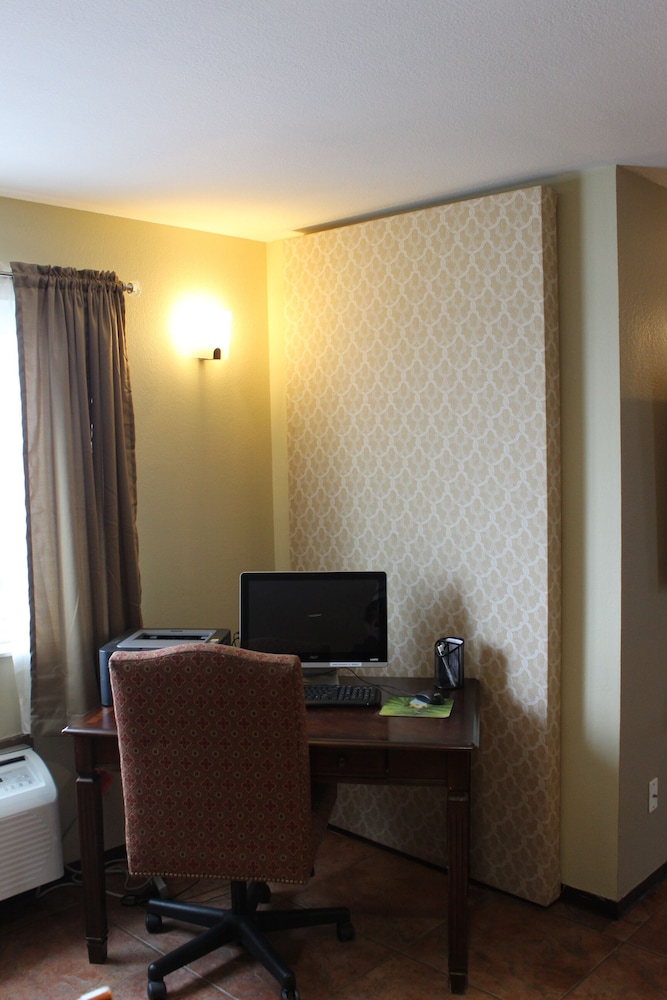 GuestHouse Inn and Suites Cheyenne 20/28