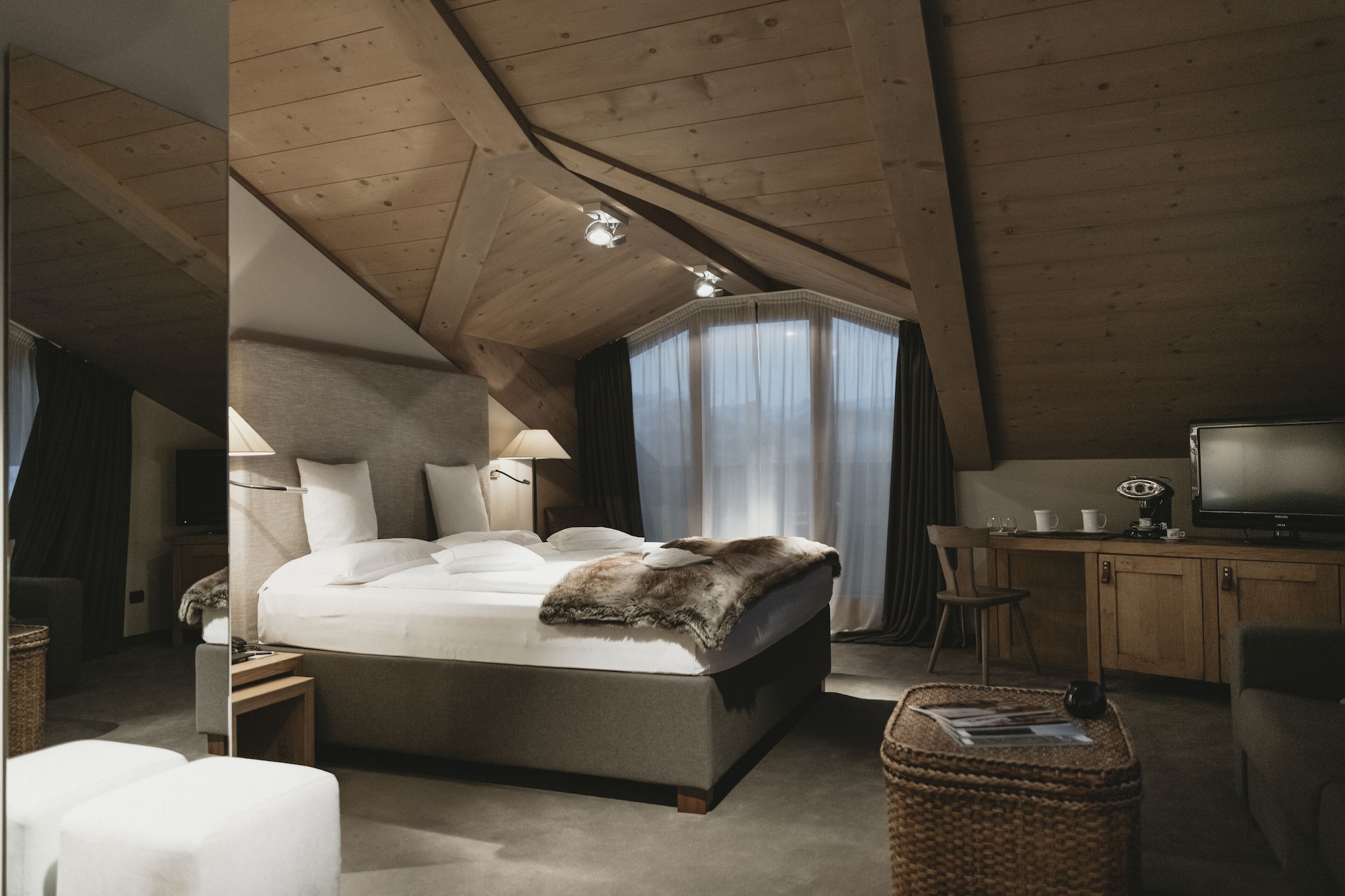 EXCLUSIVE, SUITE