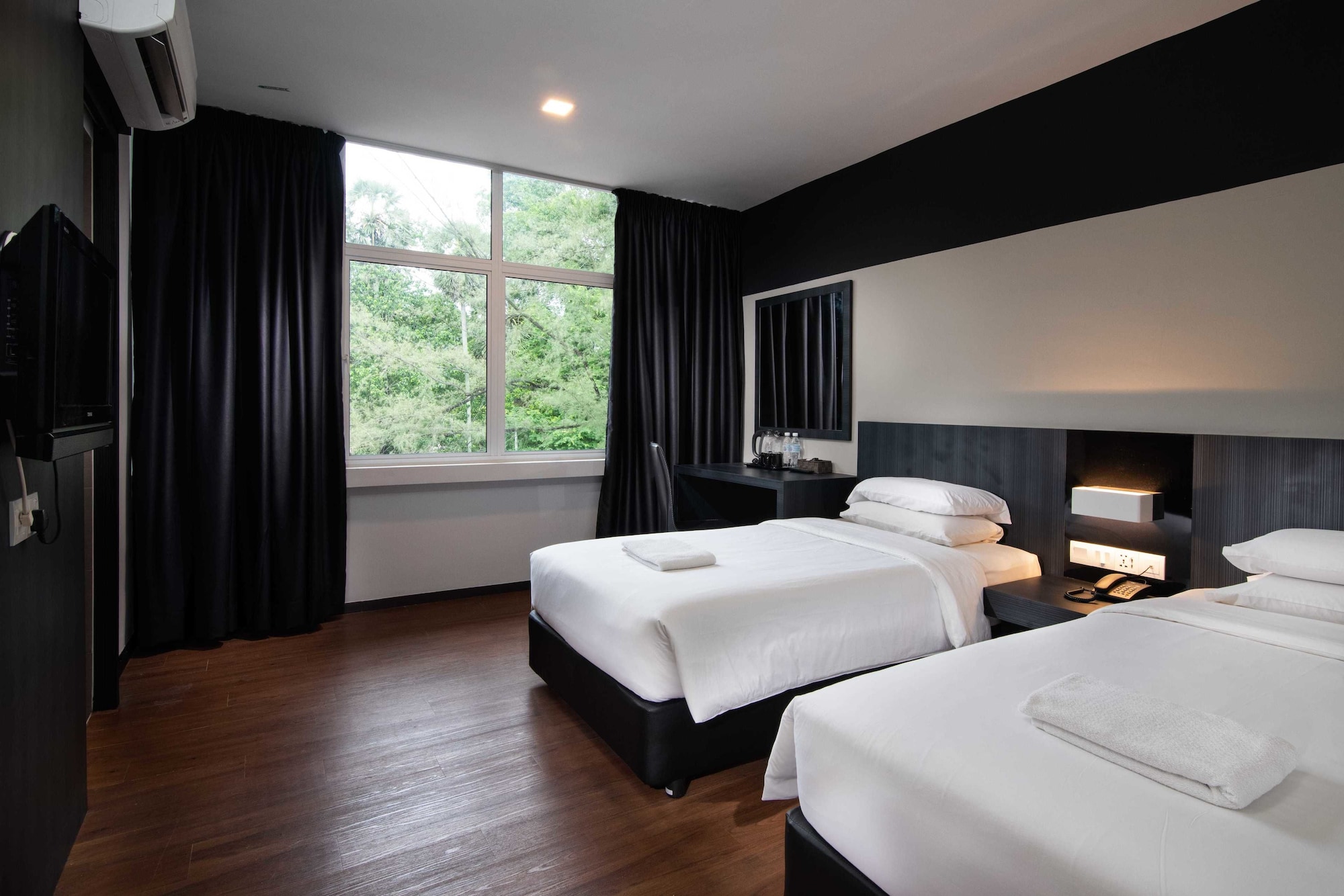 DELUXE, TWIN BEDS