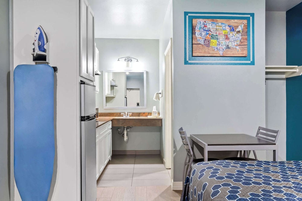 Econo Lodge Inn & Suites Channelview - Houston East 37/37