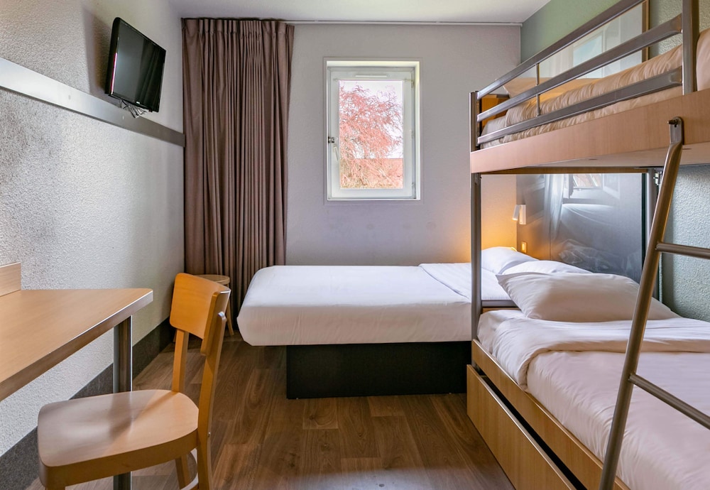 ROOM, QUADRUPLE