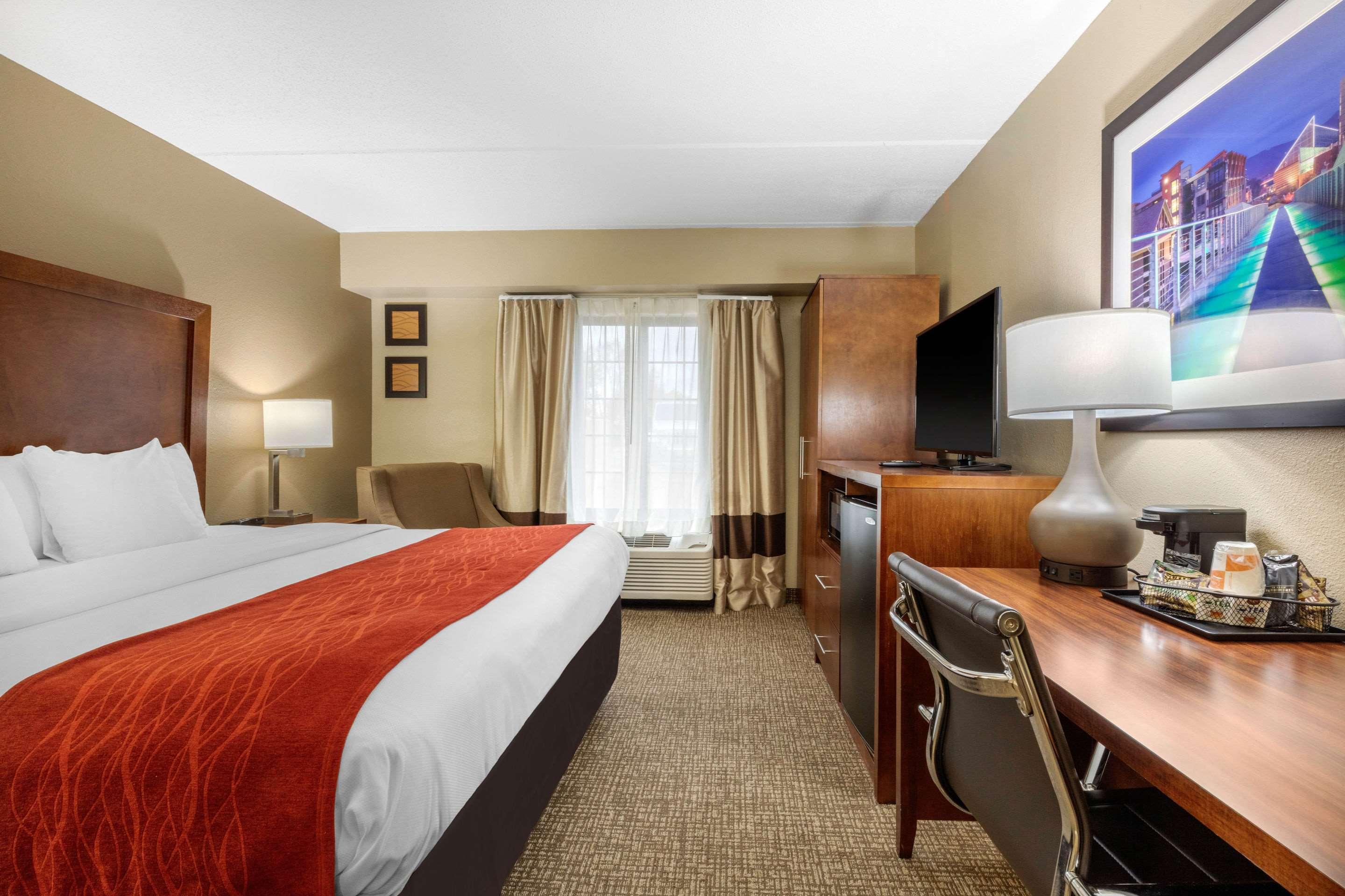 ROOM, KING BED