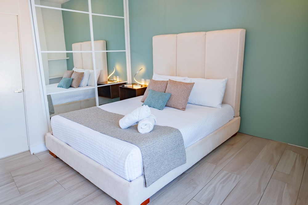 DELUXE, SUITE