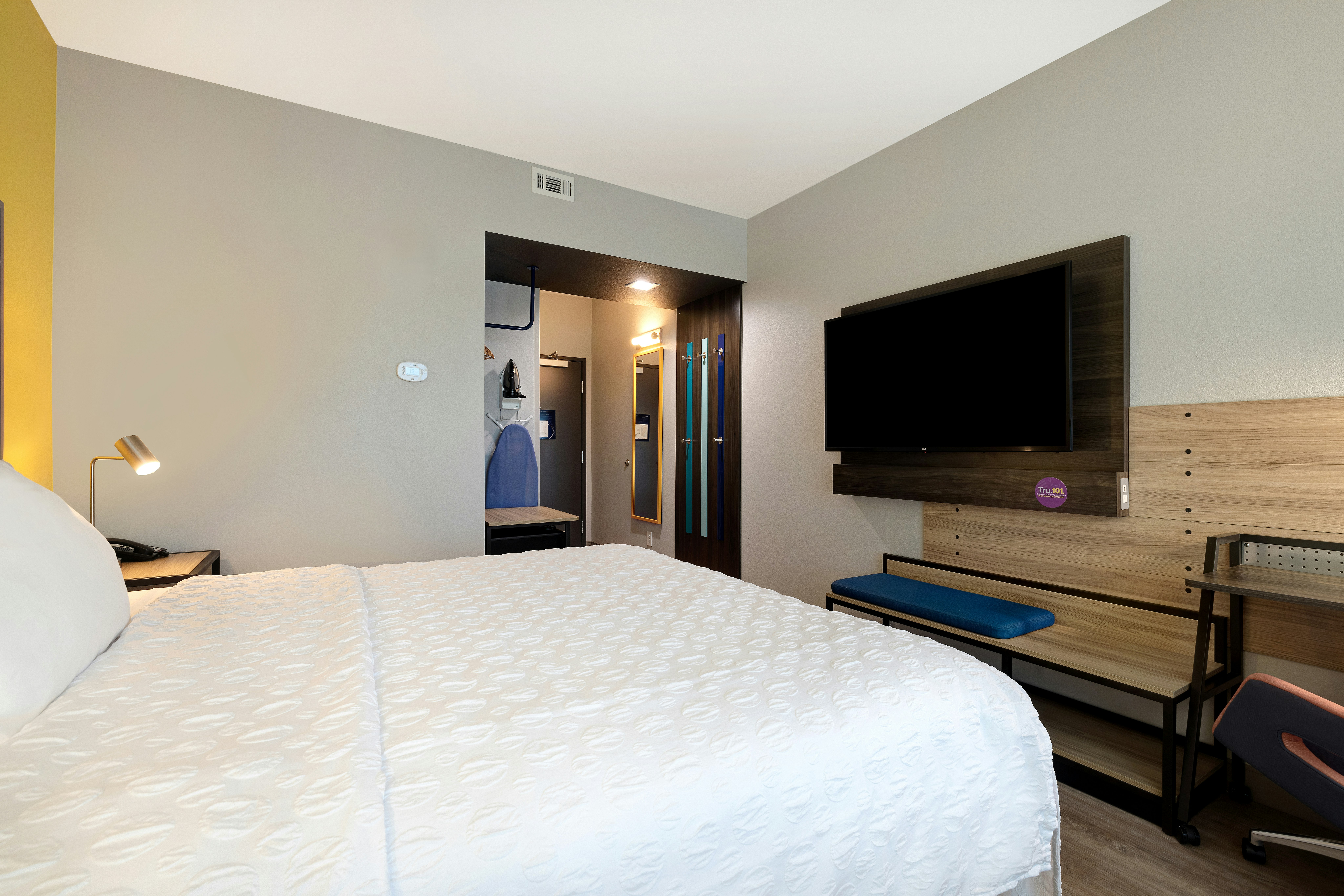 ROOM, KING BED