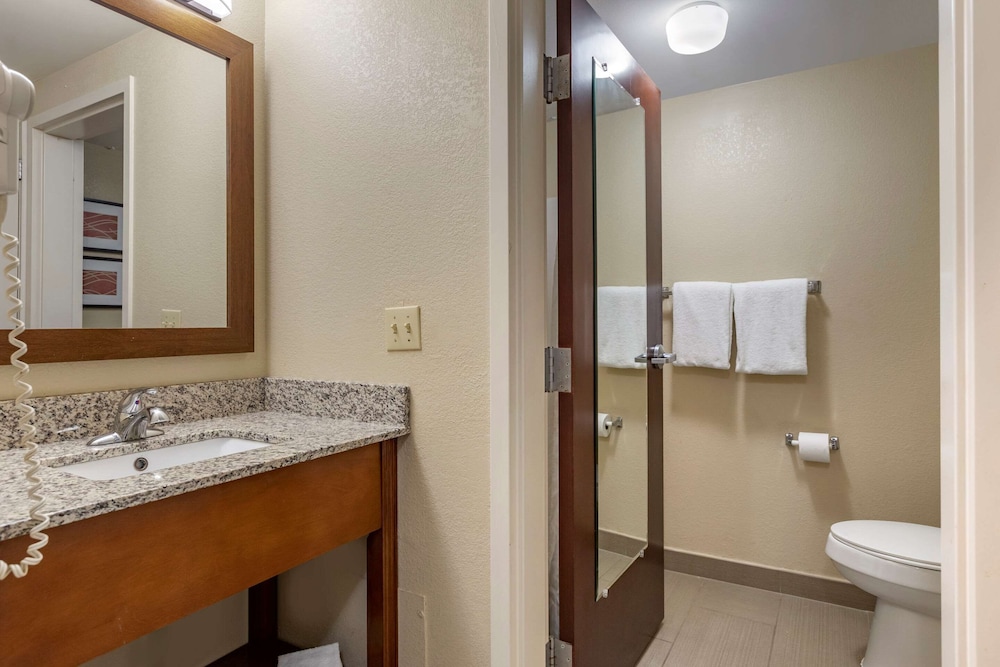 Comfort Inn Warren - Detroit North 10/28