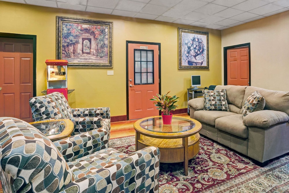 Days Inn By Wyndham Louisville Airport Fair And Expo Center 22/32