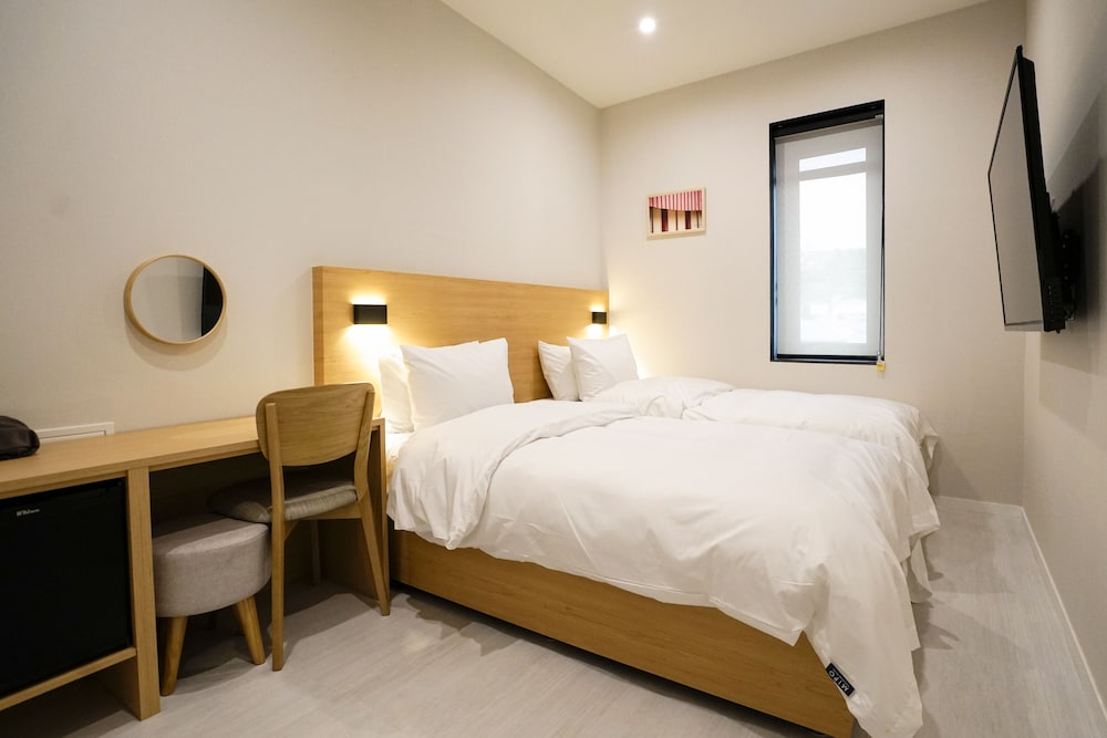CITY, TWIN BEDS