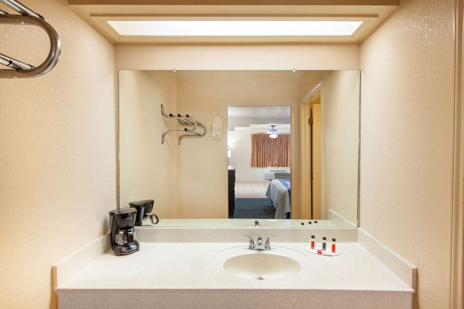 Days Inn & Suites by Wyndham Braunig Lake 21/22