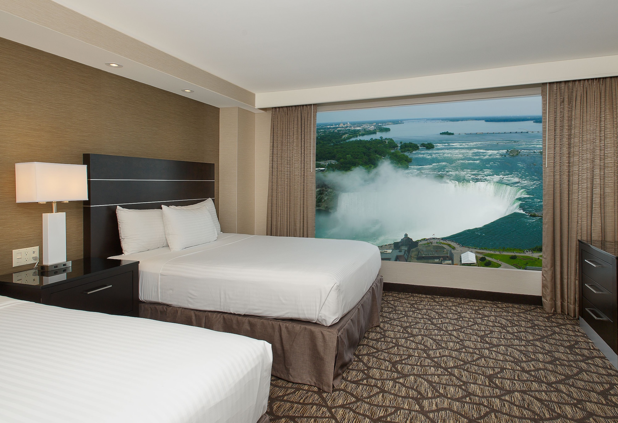 Room, 2 Queen Beds, Canadian Us Falls View, Sofa، Embassy Suites By Hilton Niagara Falls Fallsview 4/9