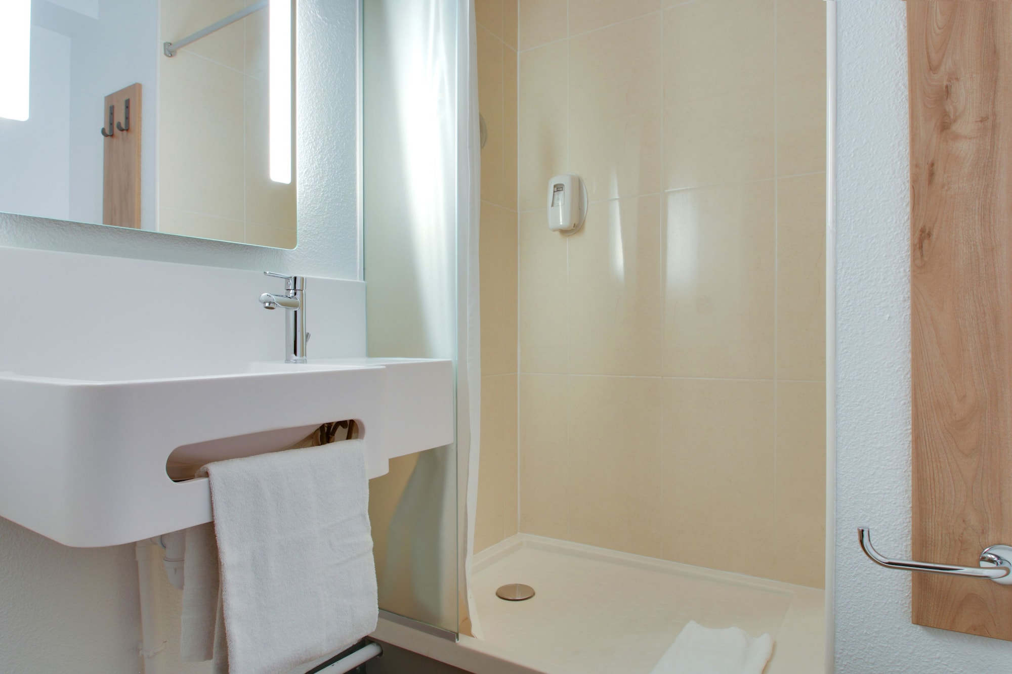 Room, Triple, 1 Double and 1 Single Bed, B&B Hotel Reims Bezannes 2/2