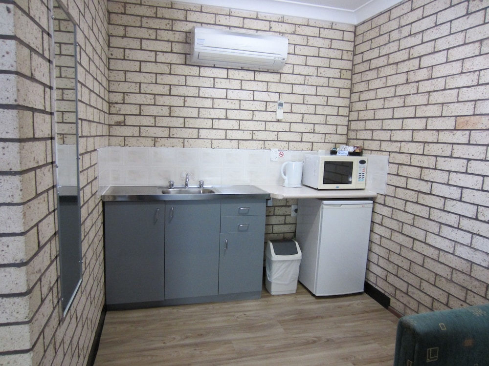 COWRA CREST MOTEL 30/50
