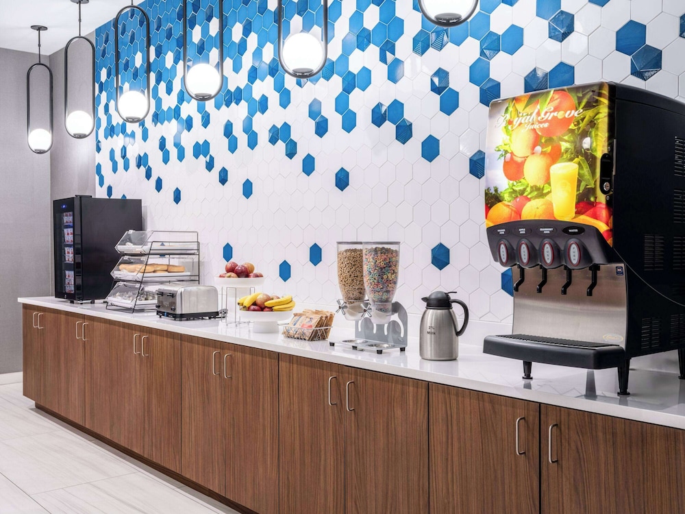 La Quinta Inn and Suites by Wyndham Chelsea 6/35