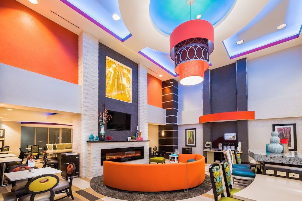 Holiday Inn Express Suites Eureka 40/56