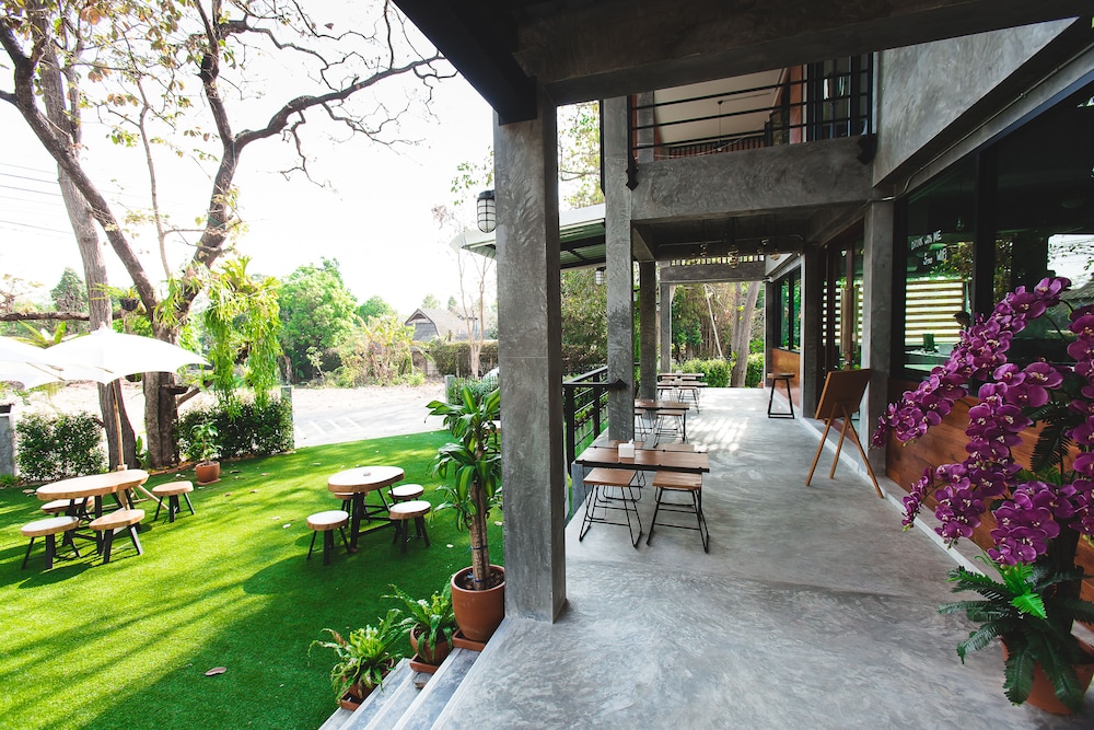 Stucco Loft Residency 6/72