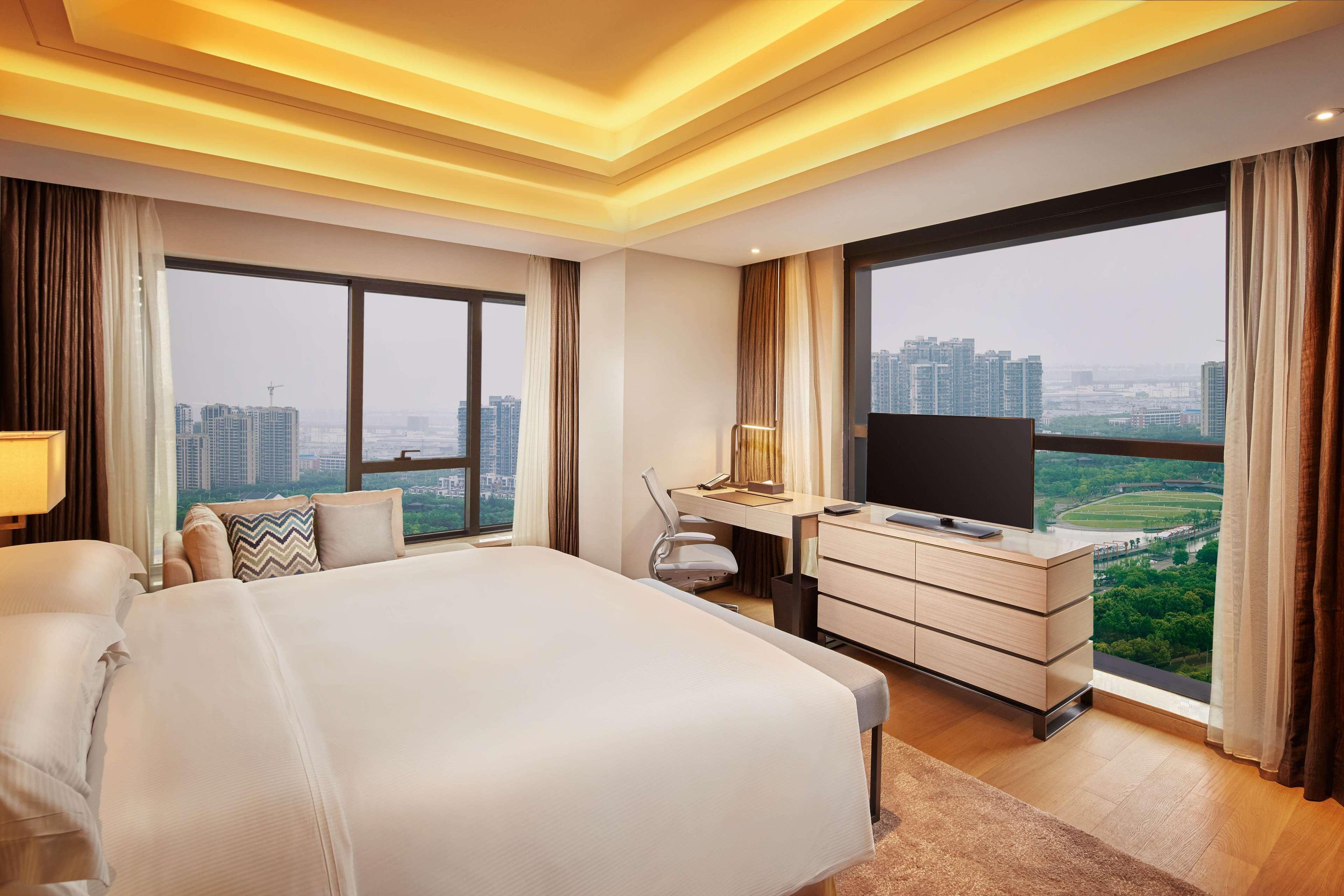 2 BEDROOMS, DELUXE, SUITE, KITCHEN