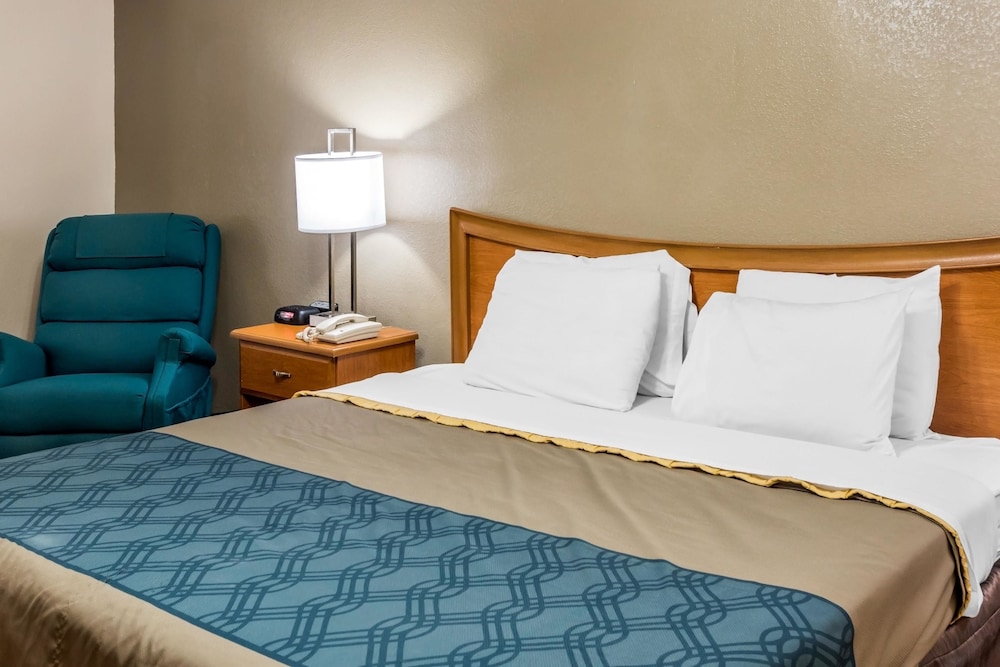 Econo Lodge Live Oak, FL 17/35