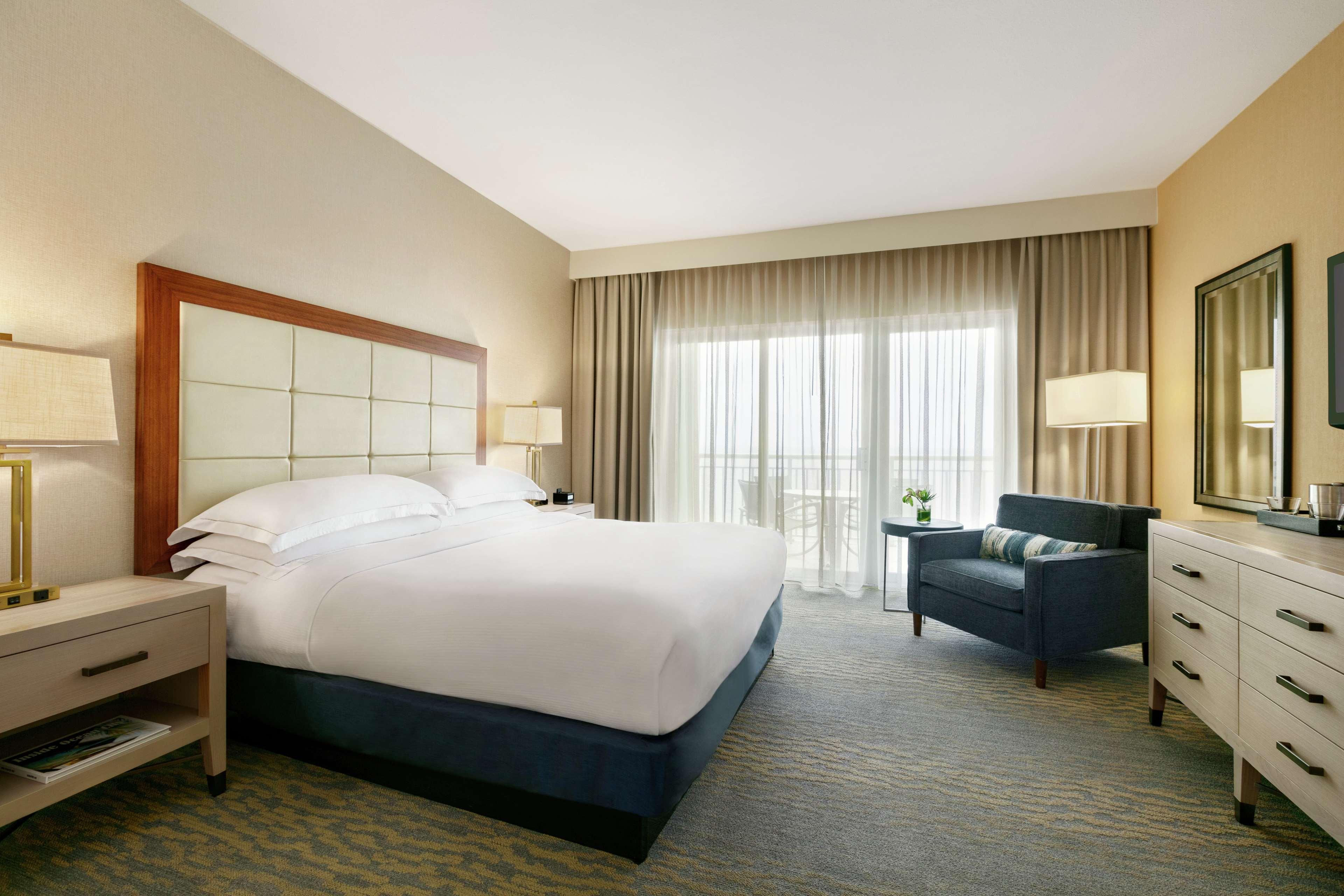 1 BEDROOM, SUITE, KING BED, POOL SIDE