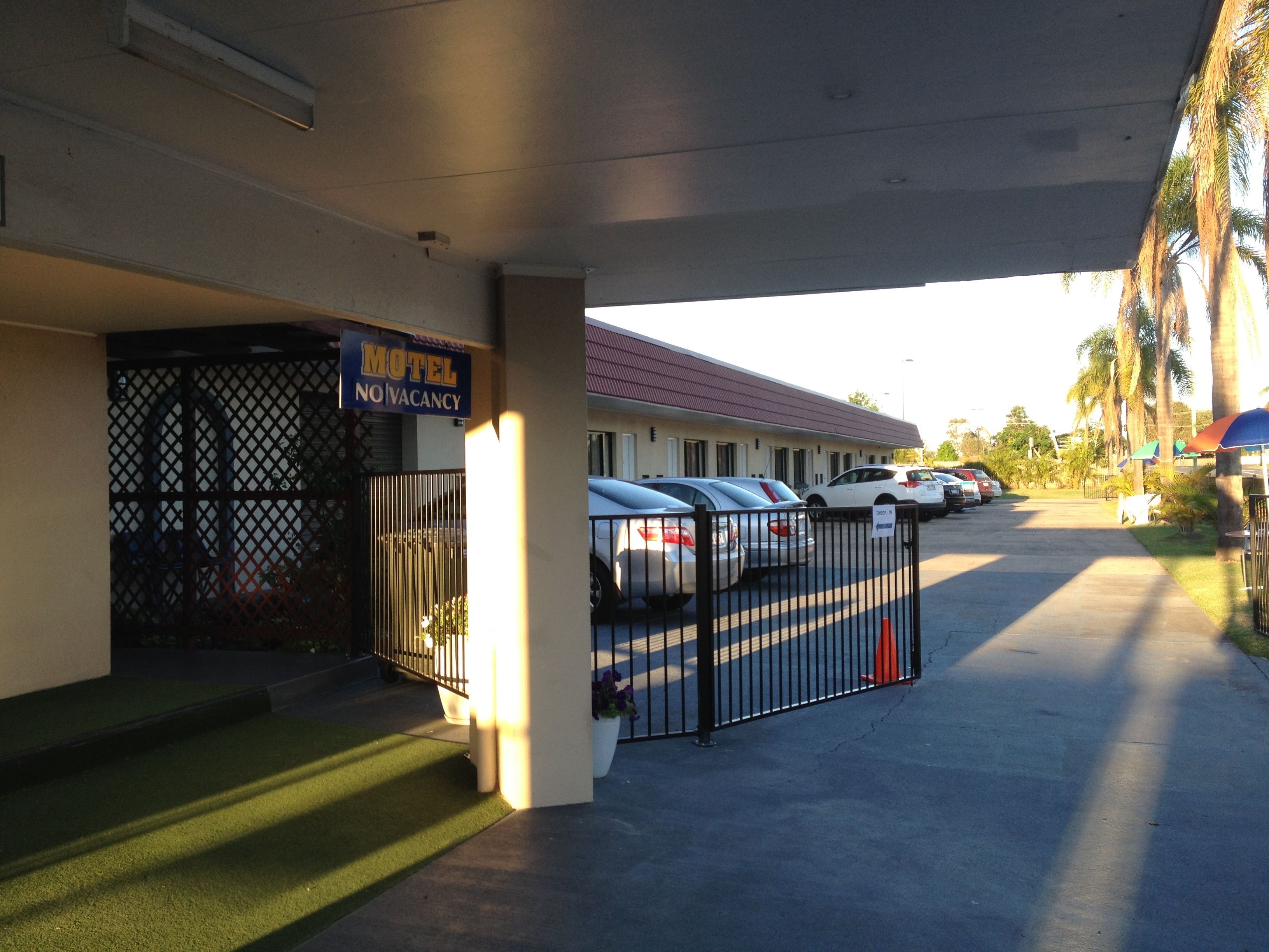 Main Street Motel 6/37