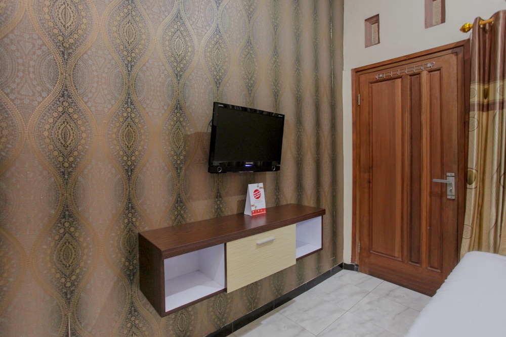 OYO 1692 Villa Akbar 3 14/48