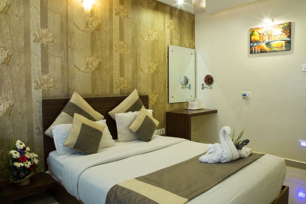 Aishwarya Suites 11/68