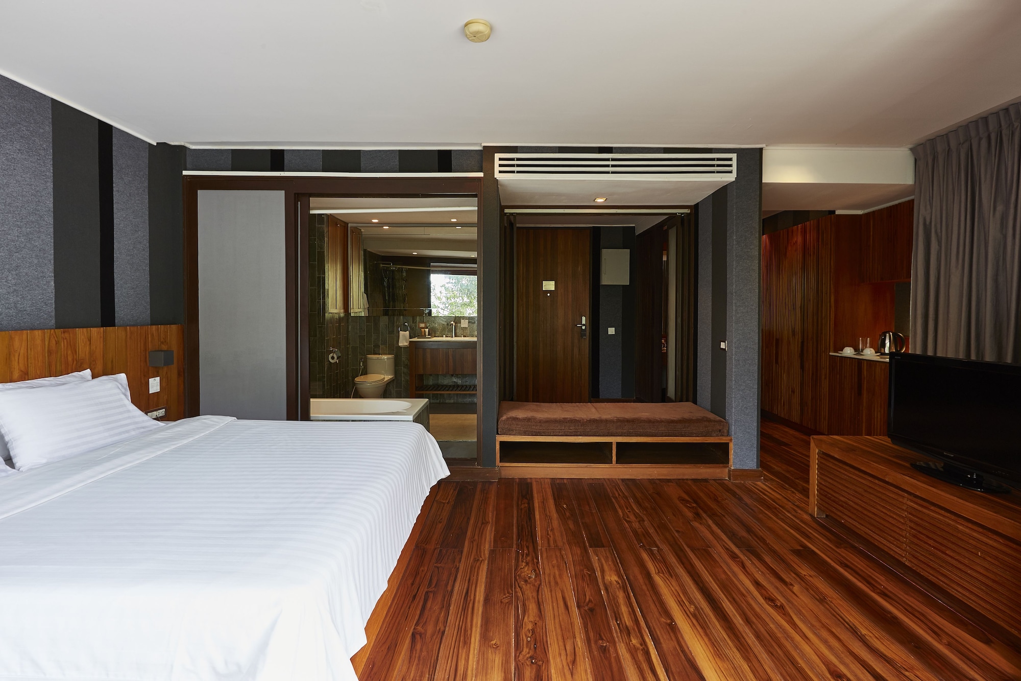 Studio, King Bed, Large, Corner