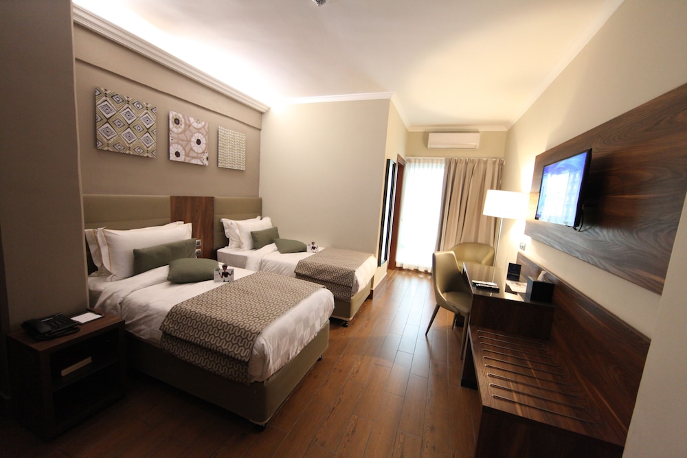 ROOM, DOUBLE OR TWIN BED