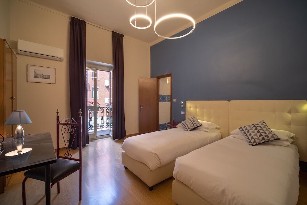 Hotel Italia 27/51