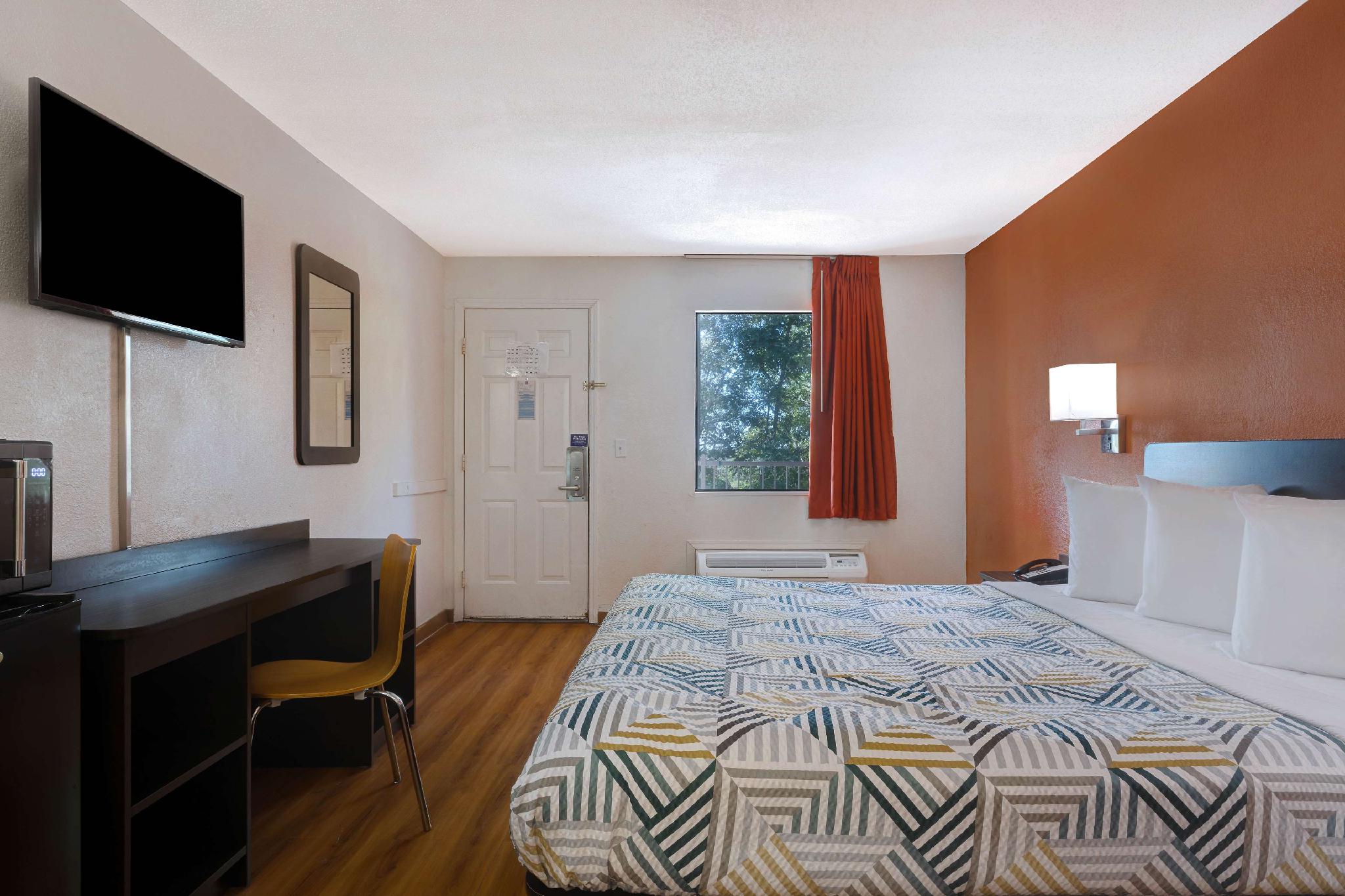 1 King Bed - Non-Smoking, Micfridge، Motel6 Rolla, MO 2/2