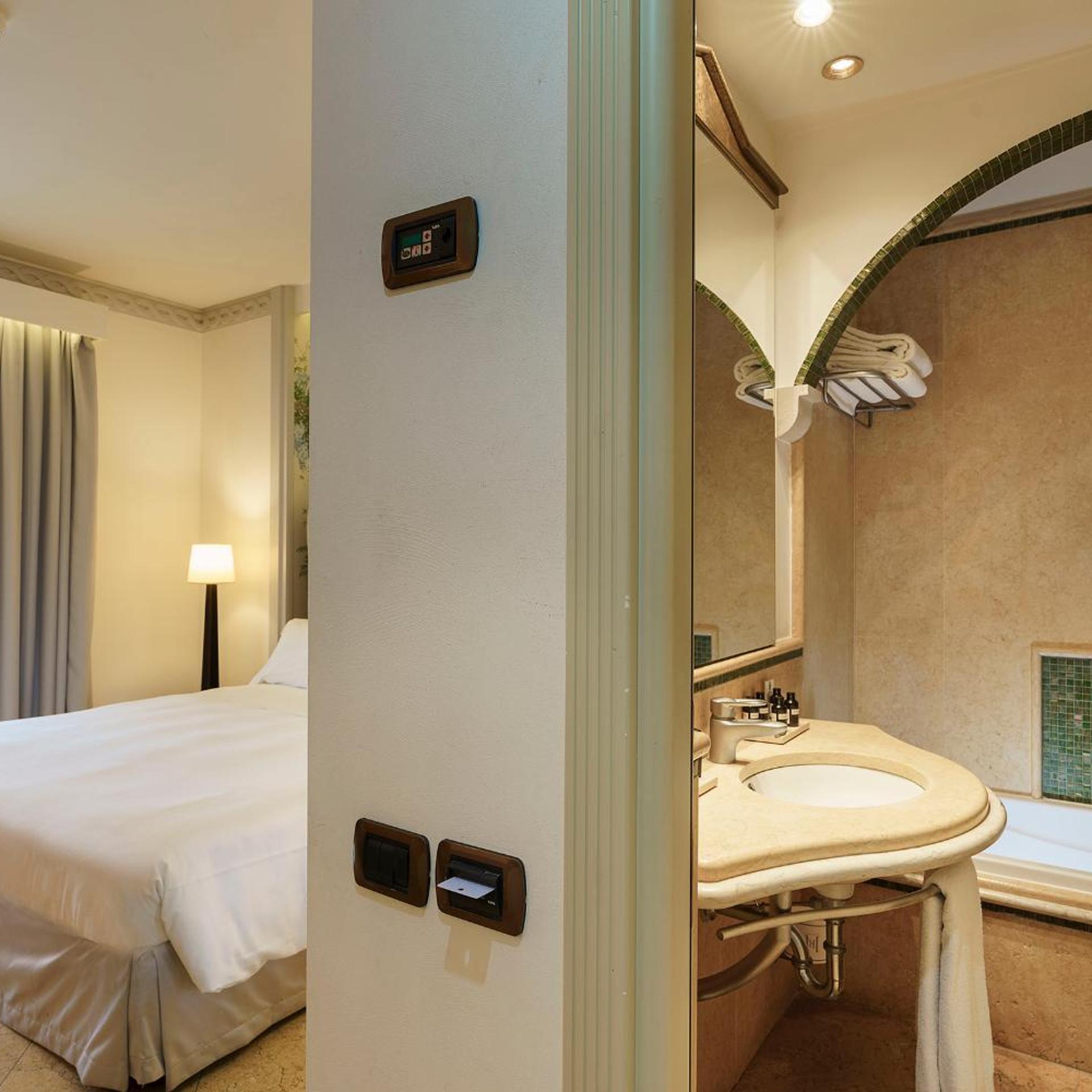 Deluxe, Double or Twin Bed, Terrace 6/8