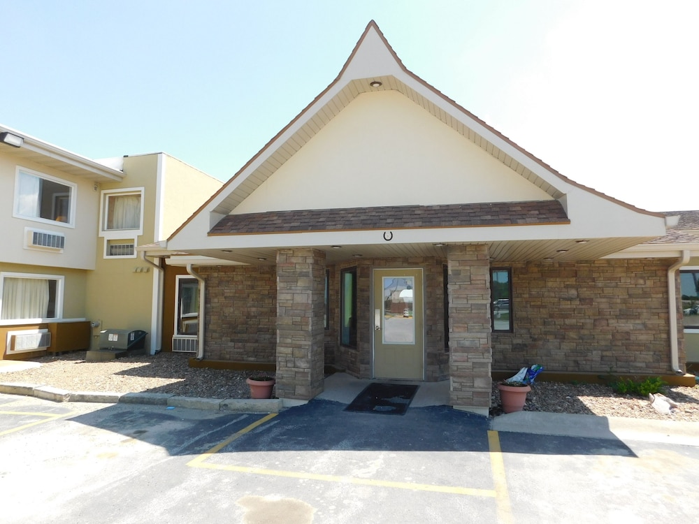 Days Inn by Wyndham West Branch Iowa City Area 20/42