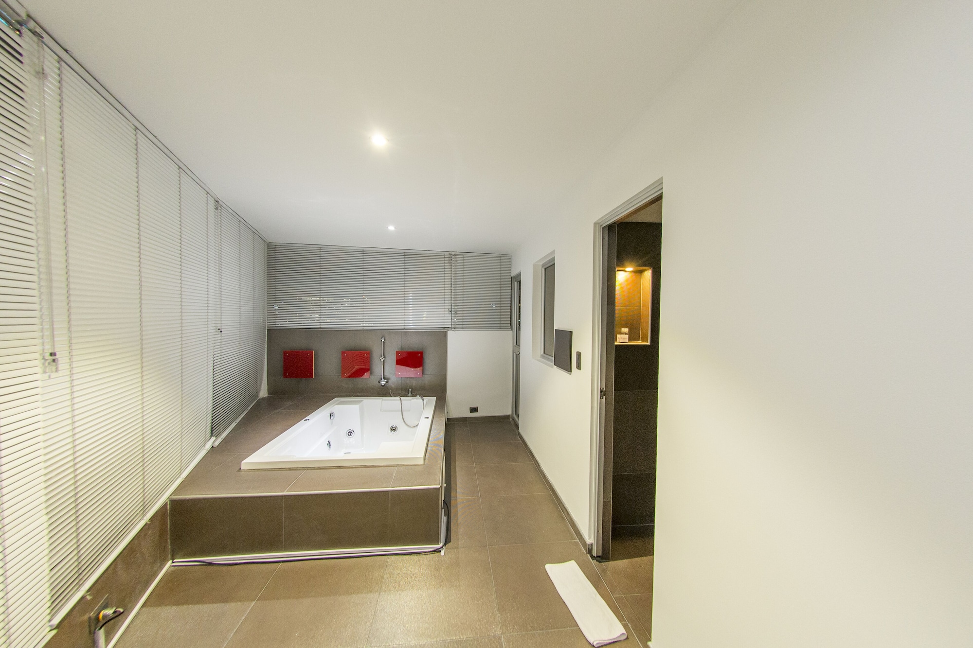 JUNIOR SUITE, 1 KING AND 1 SINGLE BEDS