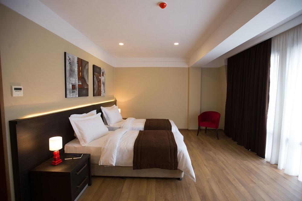 Sephia Hotel 8/44