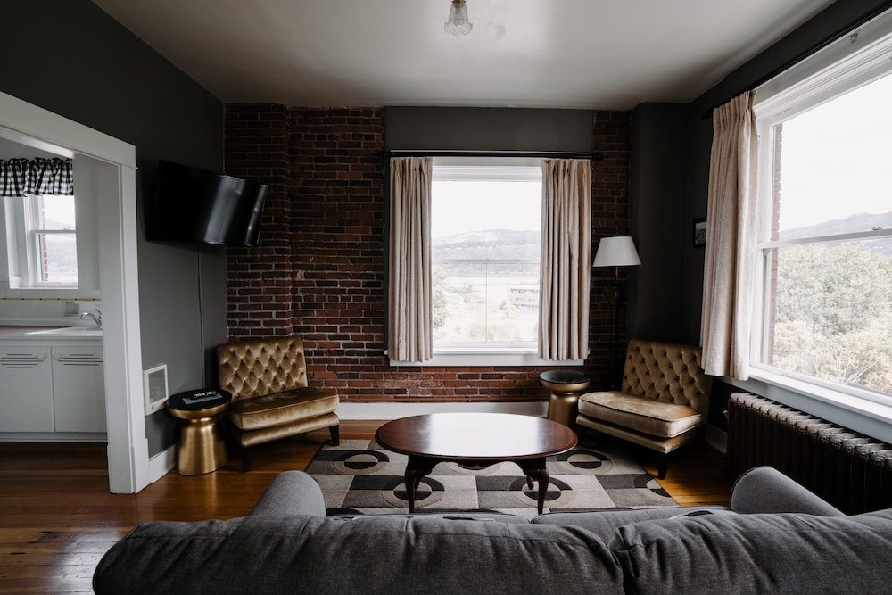 Hood River Hotel 45/73