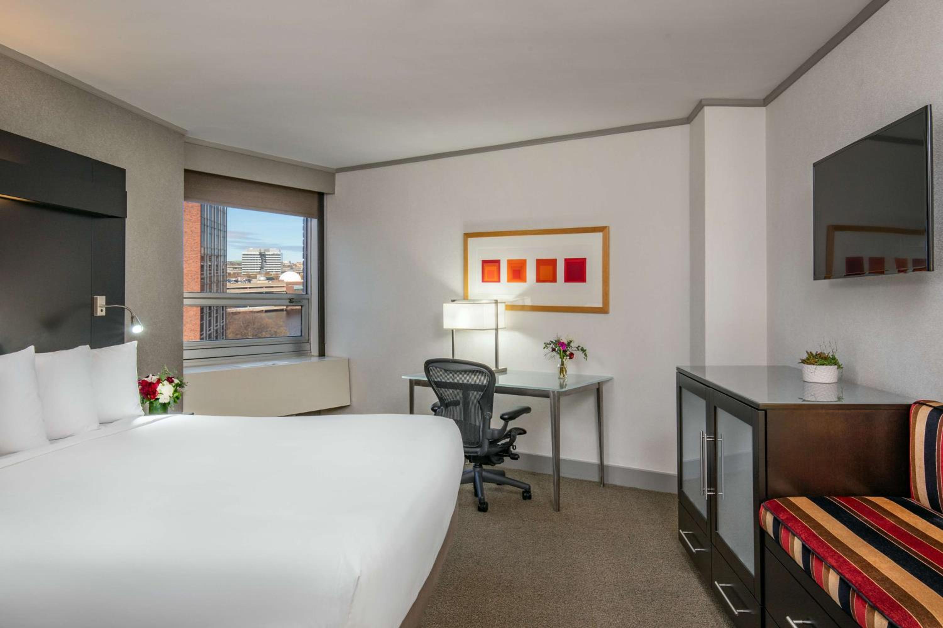 Room, King Bed, River View, East Tower, Accessible