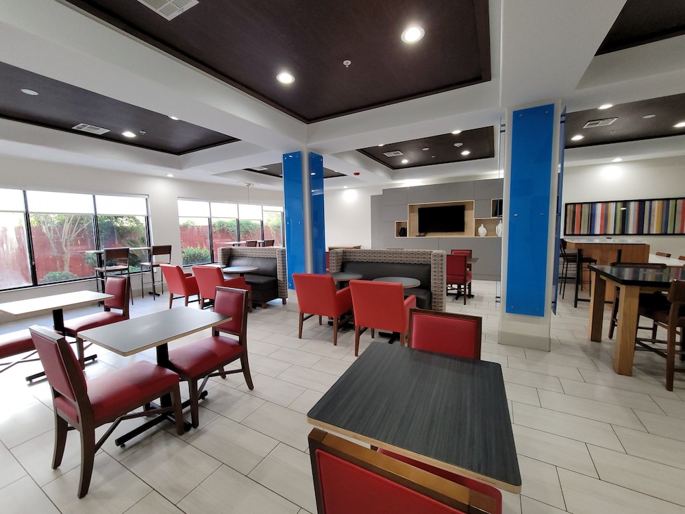 Holiday Inn Express Hotel Suites Vidor South 48/71