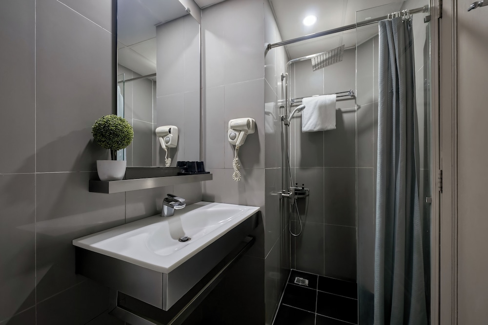 The One Premium Hotel. 50/51