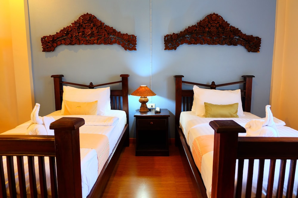 P Paradise Hotel 19/50
