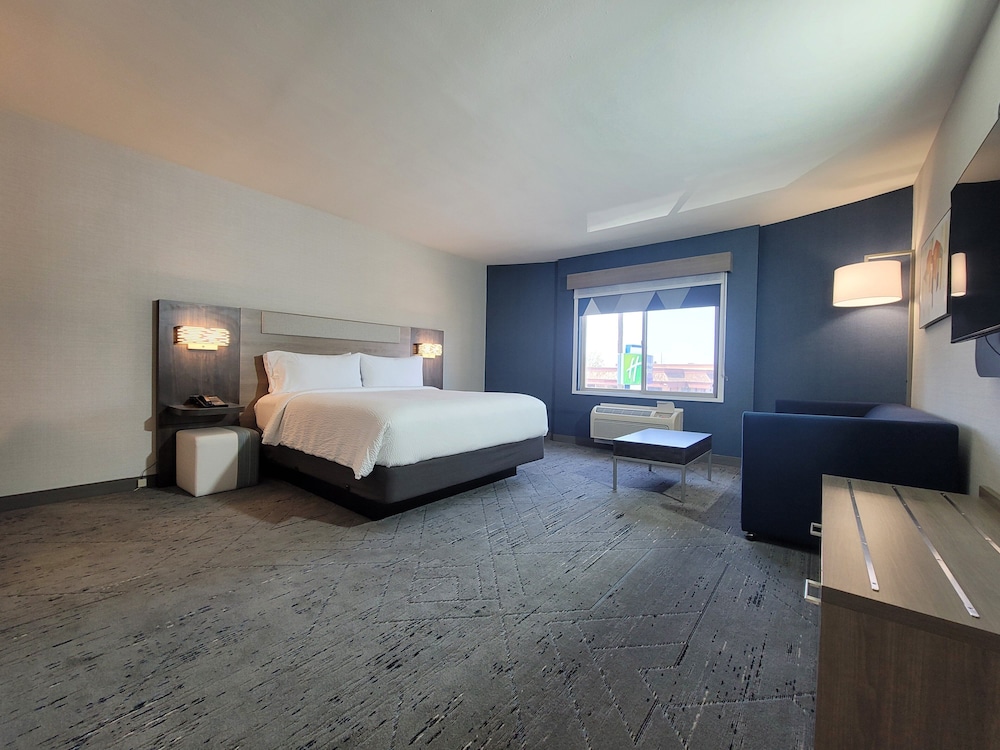 جناح بسرير كينج مع أريكة، HOLIDAY INN EXPRESS SAN DIEGO SOUTH - CHULA VISTA 3/10