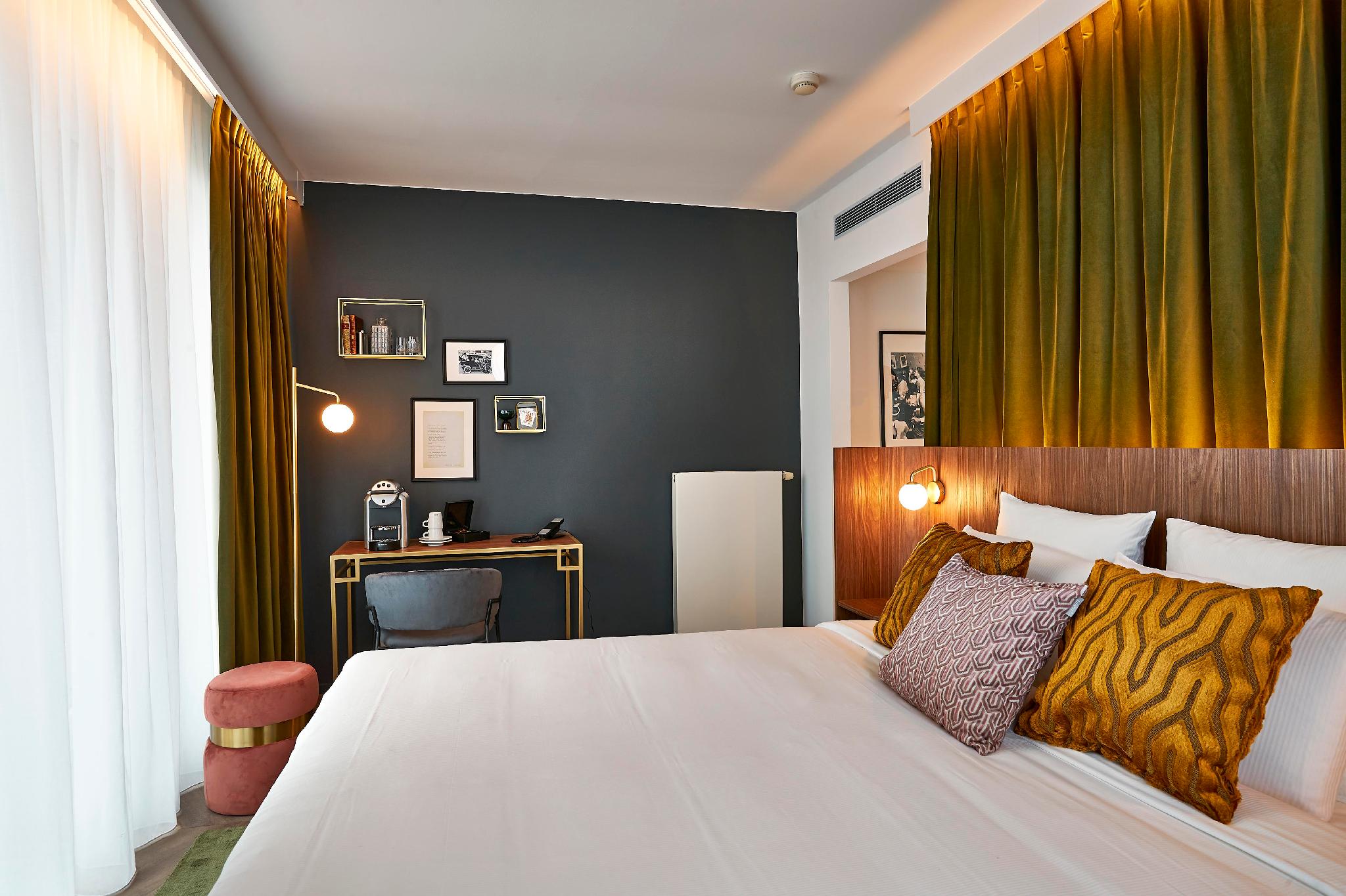 Room, Terrace