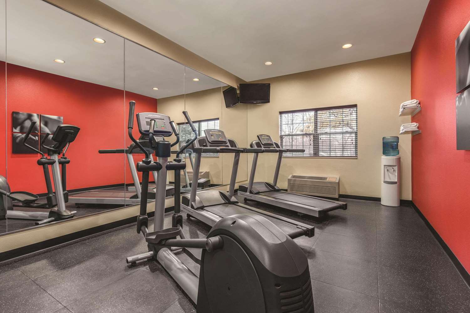 Country Inn & Suites By Radisson, Dakota Dunes, SD 8/11