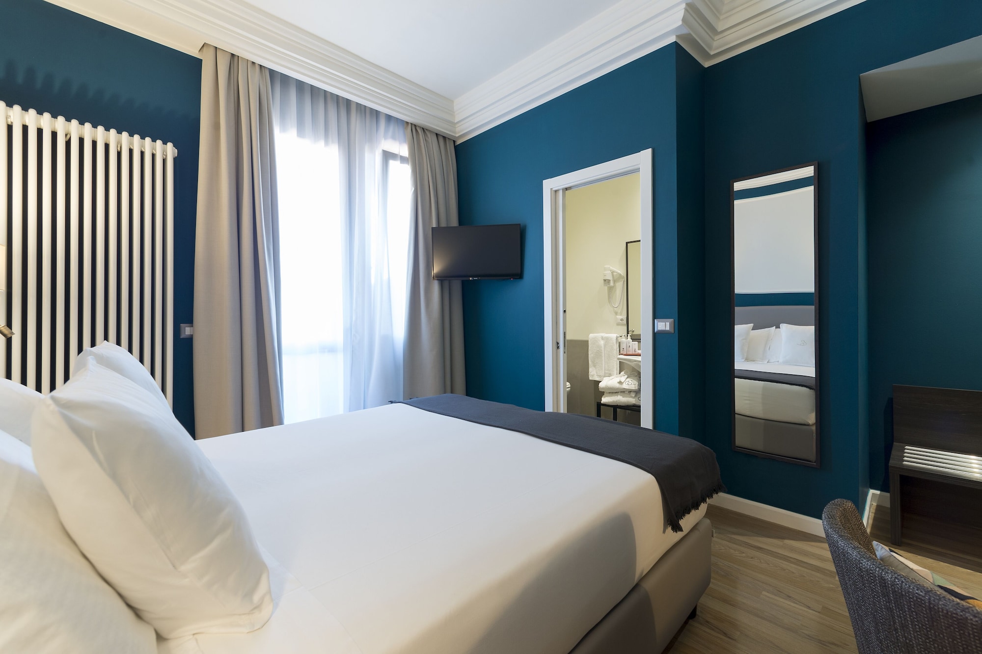 INITIALE, DOUBLE BED