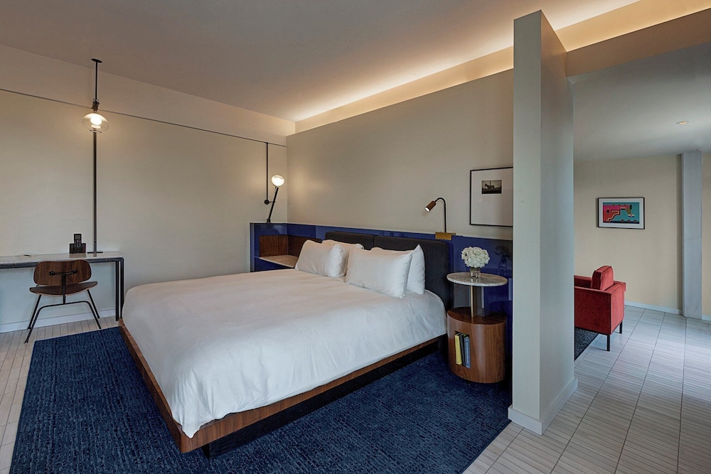 1 BEDROOM, SUITE, KING BED, BALCONY