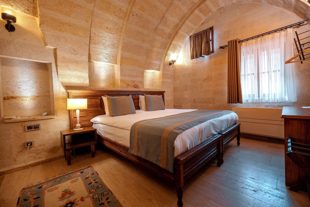 Misty Cave Hotel 7/50